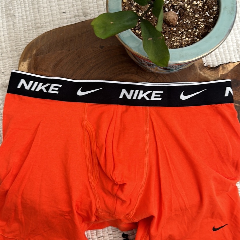 Nike - Picture 2 of 4